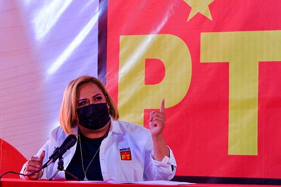 que a raíz de la denuncia pública que formuló el presidente de la Comisión de los Derechos Humanos el día de ayer, me comunique a su oficina para constatar los acontecimientos y estamos frente a un hecho que resulta oprobioso, que nos ofende como morelenses, al pretender el Licenciado Pablo Ojeda, retirar la licencia de que goza el notario Raúl Israel Hernández Cruz, como una forma de presión política