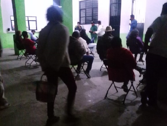 Me parece irresponsable que obliguen a venir a las gente bajo la amenaza de que si faltan no les dotarán de agua