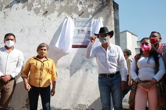 en la entrega de la pavimentación de la calle Vía del Ferrocarril y el drenaje pluvial del paseo Ficus de la colonia Flores Magón