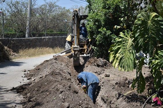 Este lunes iniciaron los trabajos de ampliación de 900 metros lineales de la red de agua potable en la calle Bellavista de la colonia Pinos JIUTEPEC, centro de población ubicado en la cabecera del municipio, con lo cual el organismo operador de agua beneficiará a 30 familias