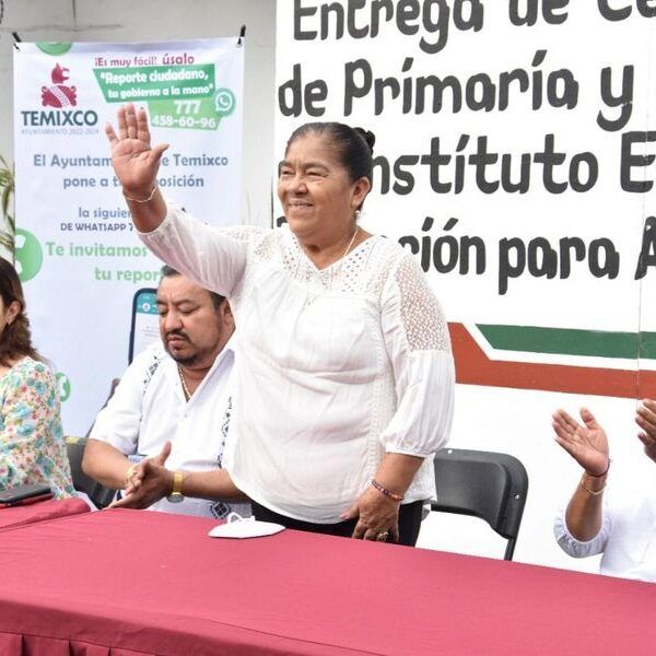 Juanita Ocampo en ceremonia de entrega Certificados primaria y secundaria 2022