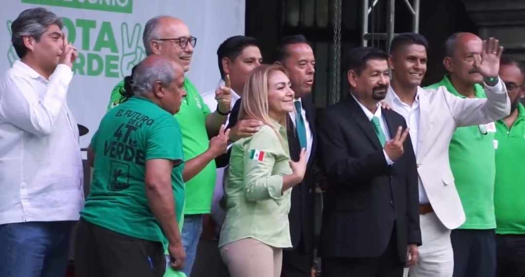 ELLOS SOLOS LOGRARON LLENAR PLAZA DE ARMAS PVEM