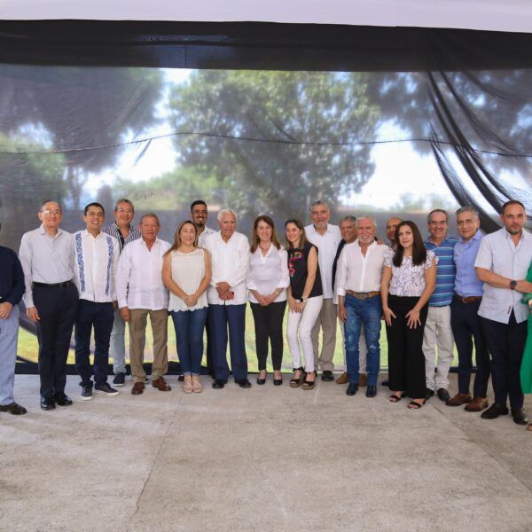 Margarita González Saravia con notarios de Morelos